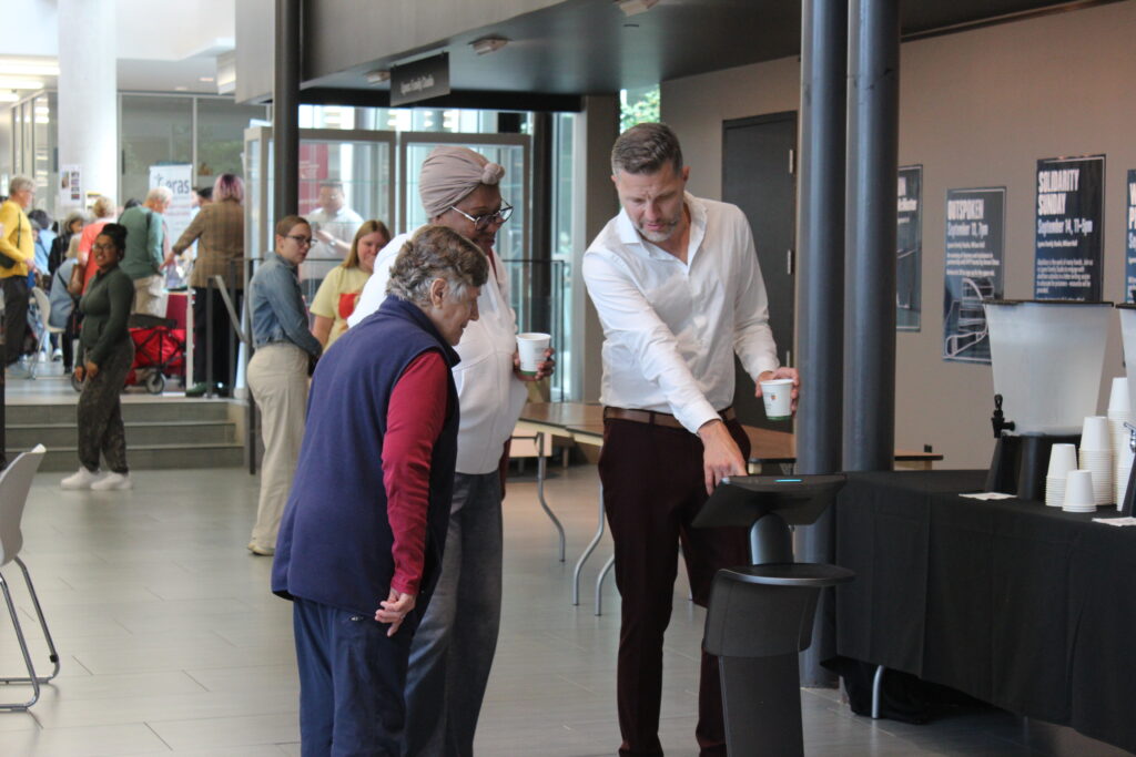 Dr. Shane Saunderson conversing with Mac engAGE attendees 