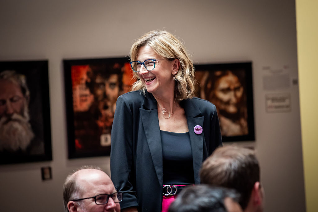 Ine Wauben smiles in a crowd