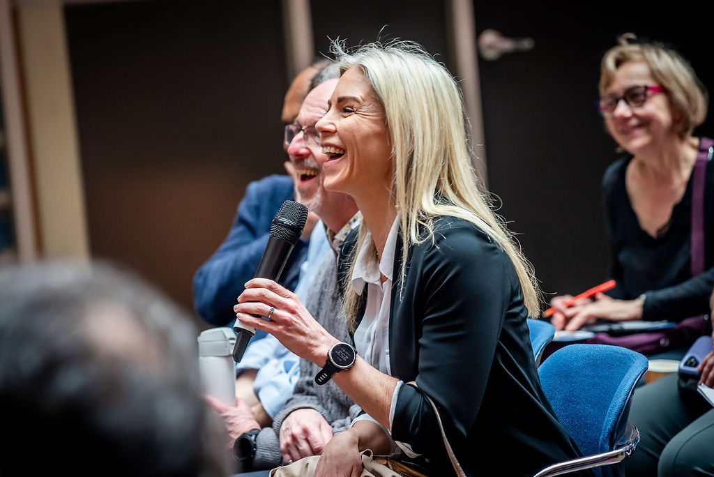 Jennifer Heisz asks a question with a microphone